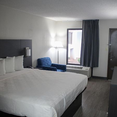 Clarion Pointe Statesville Bagian luar foto