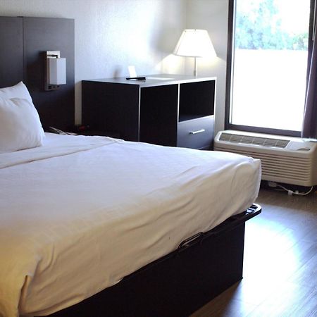 Clarion Pointe Statesville Bagian luar foto