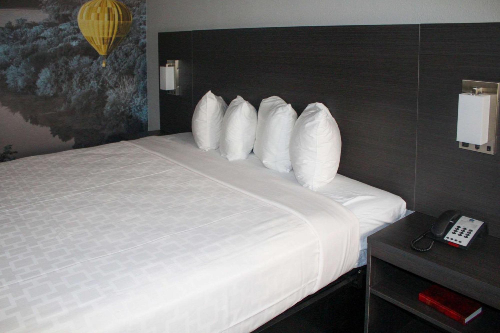 Clarion Pointe Statesville Bagian luar foto