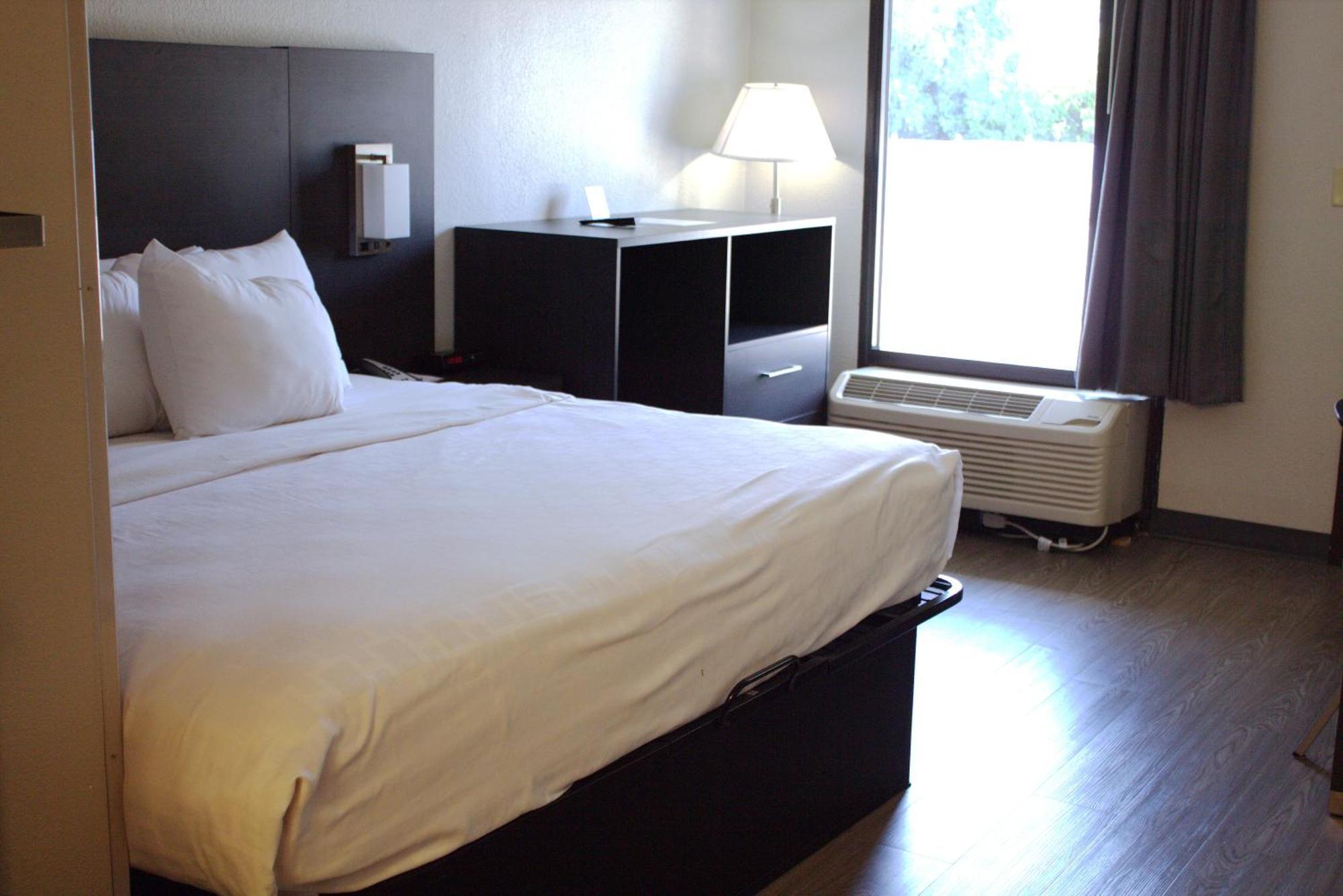 Clarion Pointe Statesville Bagian luar foto