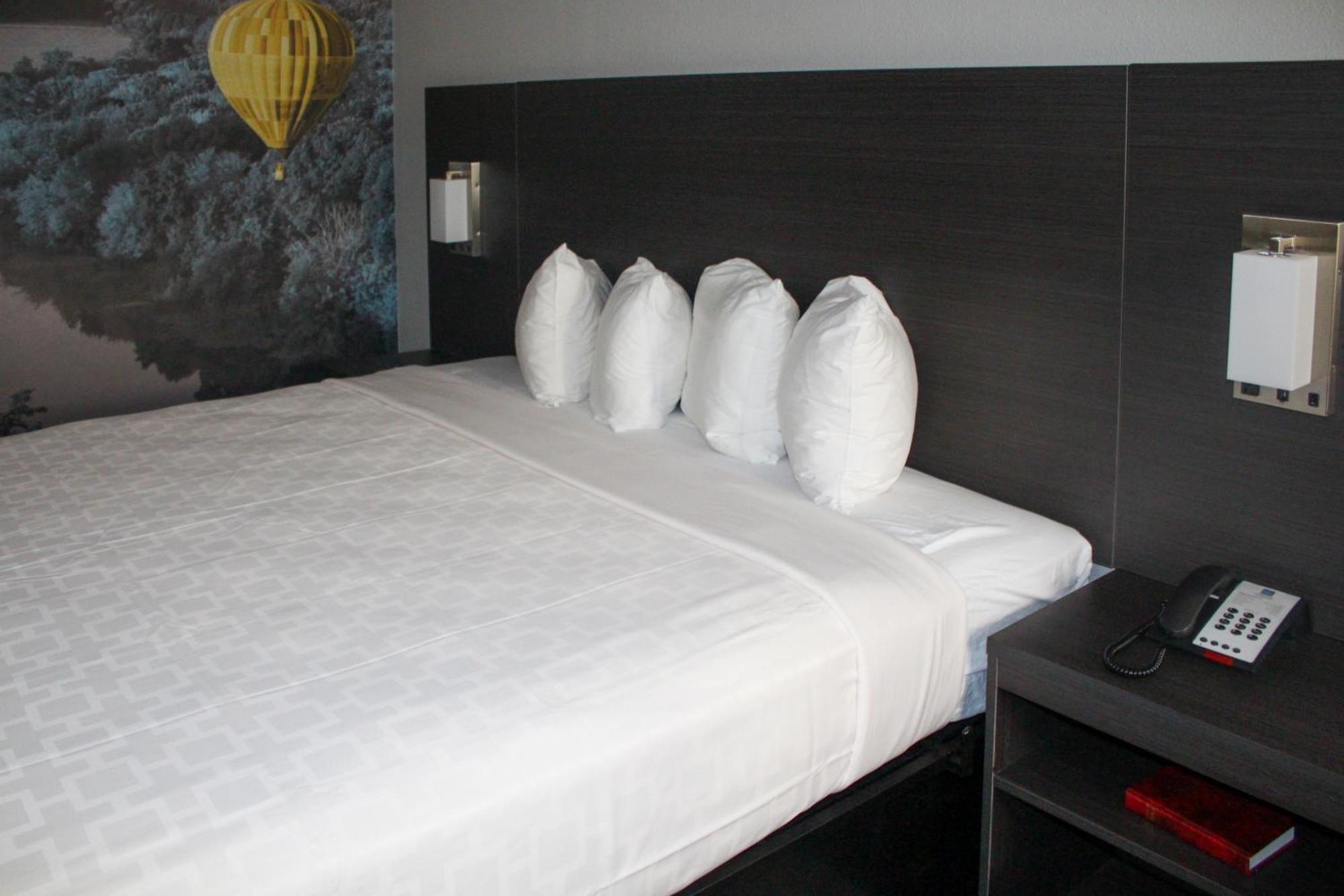 Clarion Pointe Statesville Bagian luar foto